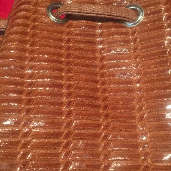 Italian leather drawstring bucket bag - Picture 5 of 7